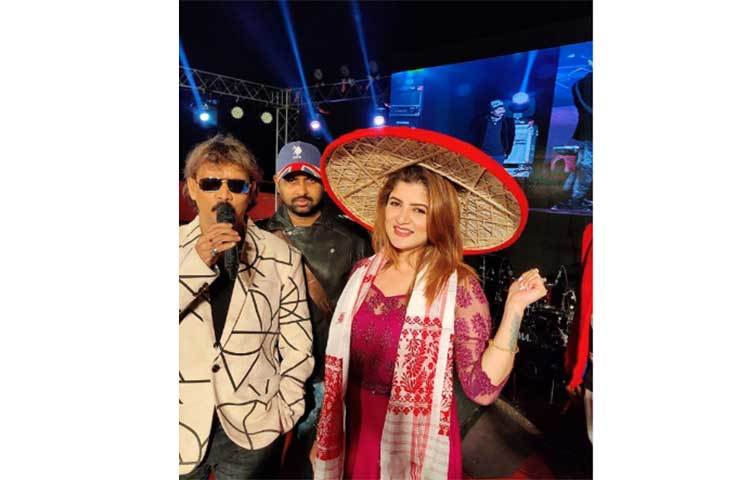 কৃষকের মাথার টুপি পরেছেন শ্রাবন্তী।