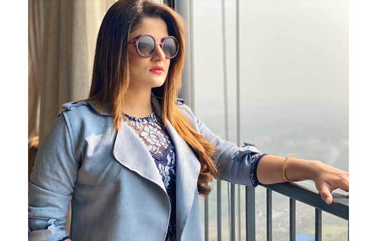 কুয়াশাচ্ছন্ন বাইরের দৃশ্য দেখছেন শ্রাবন্তী।