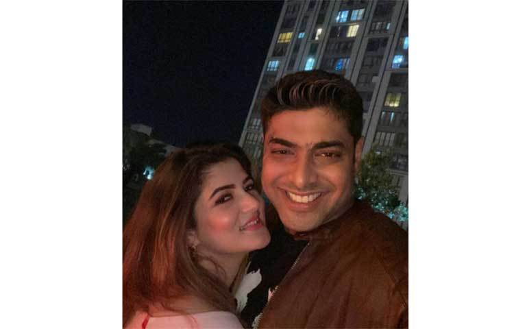 স্বামীর সাতে একান্তে শ্রাবন্তী।