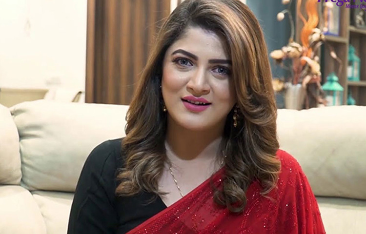 এই মুহূর্তে শ্রাবন্তীর হাতে নগদ রয়েছে ১ লাখ রুপি। আর এইচডিএফসির দুটি শাখা মিলিয়ে ব্যাংকে রয়েছে যথাক্রমে ১ কোটি ১০ লাখ ৬১ হাজার ৫৫১ রুপি এবং ৫০ হাজার রুপি। ছবি: সংগৃহীত