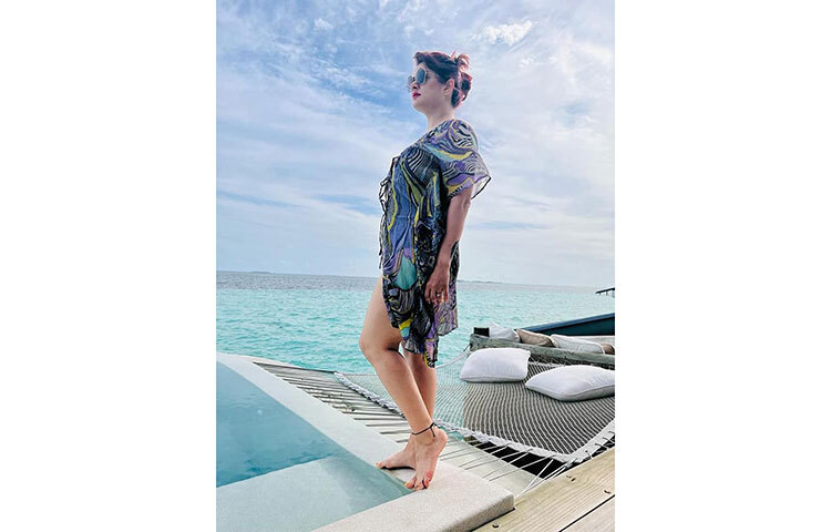 সমুদ্রের বিশাল নীল জলরাশির সৌন্দর্য উপভোগ করছেন শ্রাবন্তী। ছবি: সংগৃহীত