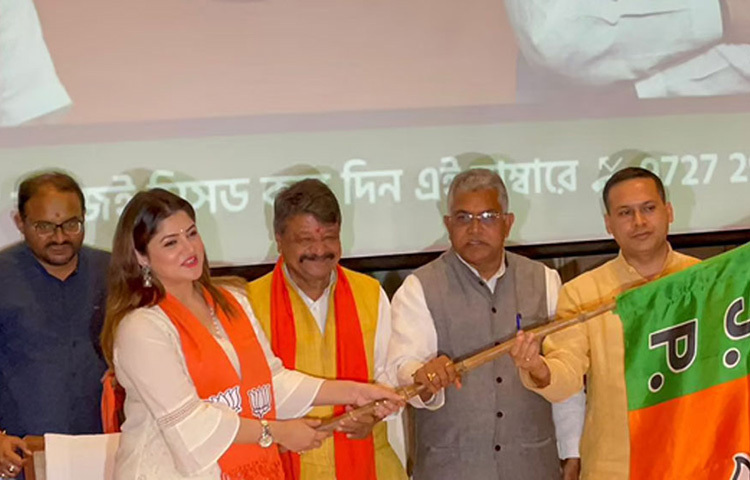 ৭ লাখ টাকার মিউচুয়াল ফান্ড রয়েছে। ১০ লাখ রুপির জীবনবীমা রয়েছে। অর্থাৎ ব্যাংকের স্থায়ী আমানত, জীবনবীমা, মিউচুয়াল ফান্ড মিলিয়ে রয়েছে মোট ১ কোটি ২৮ লাখ ১১ হাজার ৫৫১ রুপি। ছবি: সংগৃহীত