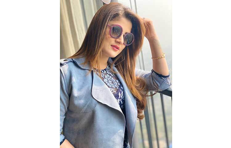 মিষ্টি রোদের আলোয় শ্রাবন্তী।