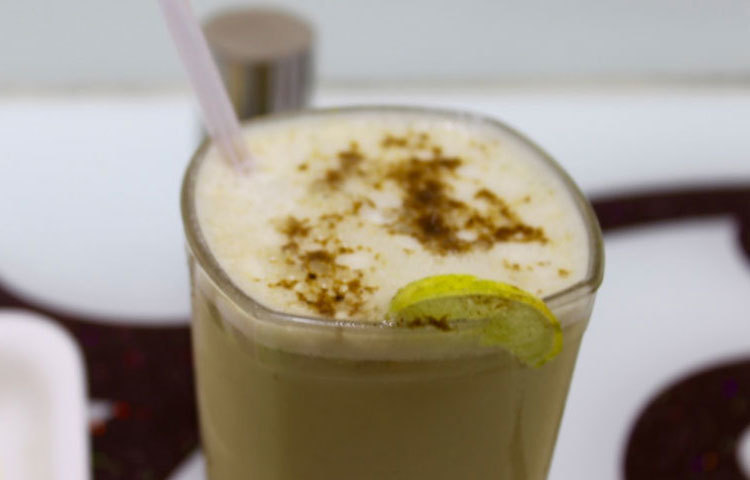 এই গরমে ছাতুর শরবত যেমন শরীর ঠান্ডা রাখতে সাহায্য করে, তেমনই পেটও ভরে। সামান্য পাতিলেবু আর আন্দাজ মতো লবণ, চিনি দিয়ে ভালো করে ব্লেন্ড করে বানিয়ে ফেলুন ছাতুর শরবত।