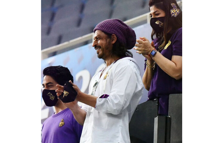 দুবাইয়ে কলকাতা নাইট রাইডার্স বনাম রাজস্থান রয়্যালসের খেলা দেখতে মাঠে হাজির শাহরুখ খান। কেকেআরের সাদা ও বেগুনি রংয়ের হুডি পরেছিলেন শাহরুখ।
