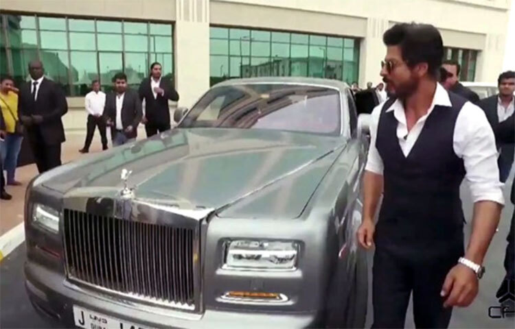 বলিউডের খুব কম সংখ্যক তারকা আছেন যাদের কাছে রোলস্ রয়েস রয়েছে। শাহরুখের রোলস্ রয়েস ফ্যান্টম গাড়িটির মূল্য সাত কোটি রুপি। ছবি: সংগৃহীত