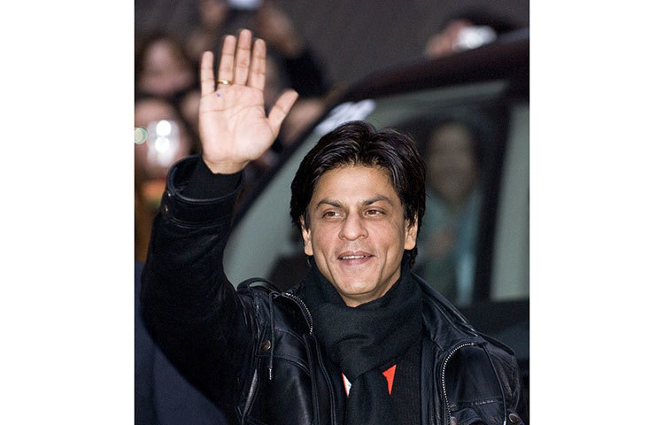 করোনা সংক্রমণ রুখতে প্রধানমন্ত্রীর ত্রাণ তহবিল, মহারাষ্ট্রের মুখ্যমন্ত্রীর ত্রাণ তহবিল, দিল্লির মুখ্যমন্ত্রীর ত্রাণ তহবিল এবং পশ্চিমবঙ্গের মুখ্যমন্ত্রীর ত্রাণ তহবিলে দরাজ হাতে অনুদান দিয়েছেন শাহরুখ। আর্থিকভাবে সহায়তার পর এবার চিকিৎসক, চিকিৎসা কর্মীদের পাশে দাঁড়ালেন বলিউডের কিং খান।