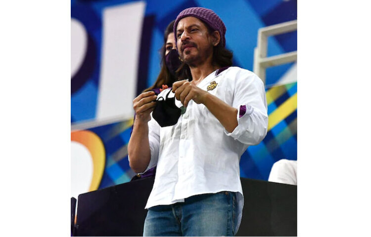 মাস্ক ও হুডিতে কেকেআরের লোগো। বড় চুলে, বেগুনি টুপি ও বেগুনি মাস্ক পরে শাহরুখকে দেখে উন্মাদনায় ভেসে গেল সোশ্যাল মিডিয়া।