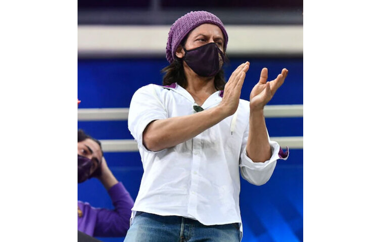 রাজস্থান রয়্যালসের বিরুদ্ধে ম্যাচের আগে একটি লাইভ সেশনে নাইট সিইও ভেঙ্কি মাইসোর সুখবরটা দেন। জানান, মাঠে আসছেন শাহরুখ। তারপর থেকেই নাইট মালিকের জন্য অধীর আগ্রহে অপেক্ষা করছিলেন ভক্তরা।