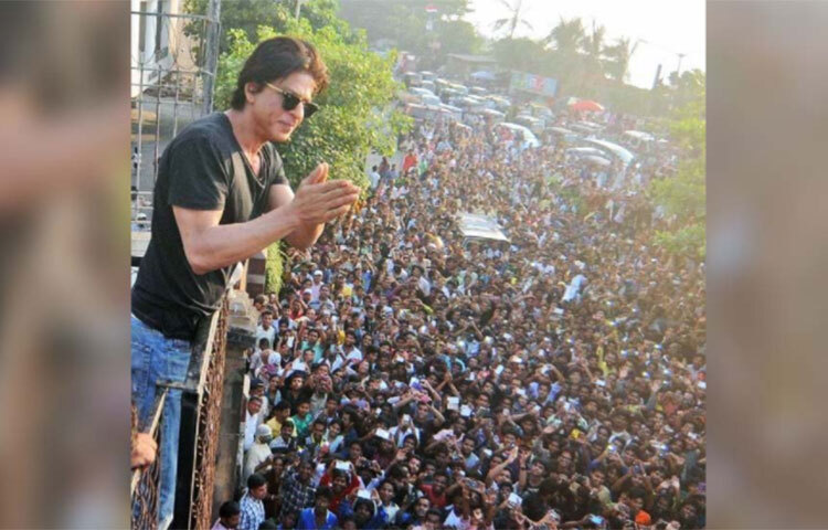 শাহরুখের অনুরাগীরা তাকে নিয়ে মাতামাতিতে সবসময়ই এগিয়ে। তার প্রাসাদসম বাসভবন ‘মান্নাত’-এর সামনে সারাবছরই ভিড় জমান গুণমুগ্ধেরা। তবে মান্নাত শুধু তার গুণমুগ্ধদের নয়, অন্য তারকাদেরও আগ্রহের বিষয়। অনেক তারকা মজার ছলে শাহরুখের এই বাড়ি কেনার আগ্রহও প্রকাশ করেছেন। ছবি: সংগৃহীত