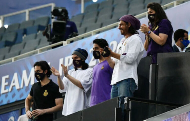 কেকেআরের ব্যাটিংয়ের ১৩ নম্বর ওভার শেষের পর অবশেষে সেই প্রতীক্ষার অবসান হয়। টেলিভিশন স্ক্রিনে শাহরুখকে দেখানো হয়। শাহরুখের সঙ্গে আছেন স্ত্রী গৌরী খান এবং পুত্র আরিয়ান।