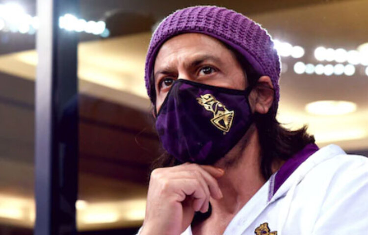 শাহরুখ প্রথম দুম্যাচে মাঠে আসেননি। তৃতীয় ম্যাচে ভক্তদের সেই আশা পূরণ করলেন তিনি। আর তারপরই উন্মাদনায় ফেটে পড়েন ভক্তরা।