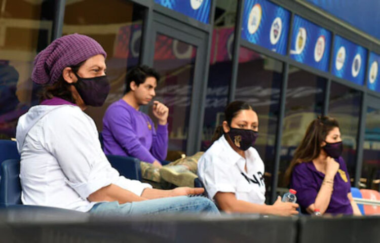 একজন টুইটারে বলেন, ‘শাহরুখ এবং আরিয়ান দুজনেই দুবাইয়ে আছেন। মেয়েরা পাগল হয়ে যাচ্ছেন।’ অপর এক নেটিজেন বলেন, ‘উফ! আপনাকে কী হট লাগছে।’