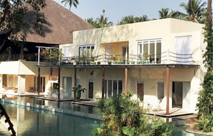 এছাড়া আলিবাগেও শাহরুখের একটি বিলাসবহুল বাংলো আছে। এই বাংলোটির মূল্য প্রায় ১৫ কোটি রুপি। এখানেই শাহরুখ নিজের ৫১তম জন্মদিনটি পালন করেন। ১৯ হাজার ৯৬০ বর্গ মিটারের এই বাংলোয় একটি হেলিপ্যাড আছে। ছবি: সংগৃহীত