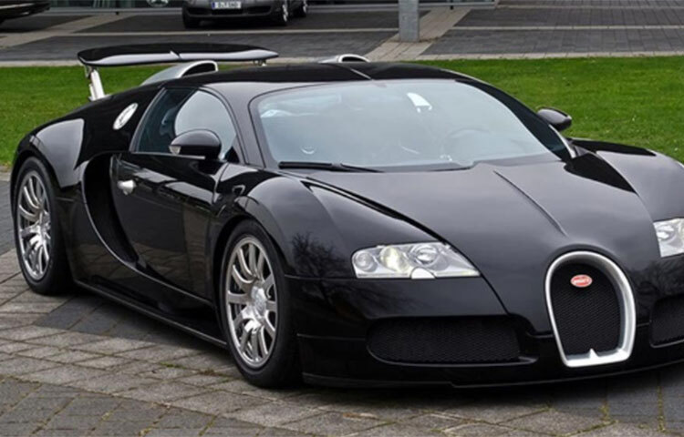 বুগাটি ভেযরন শাহরুখের মালিকানাধীন সবচেয়ে দামি গাড়িগুলোর মধ্যে অন্যতম। এটি বিশ্বের অন্যতম দ্রæগতির গাড়ি। মাত্র আড়াই সেকেন্ডের মধ্যে এই গাড়ি ১০০ কি.মি প্রতি ঘণ্টায় ছুটে যেতে পারে। বিলাসবহুল বুগাটি ভেরনের দাম প্রায় ১২ কোটি রুপি। ছবি: সংগৃহীত