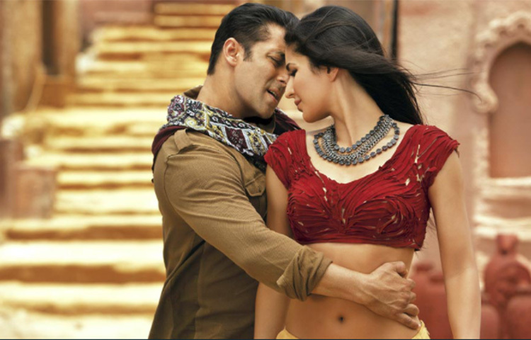 এক থা টাইগার: সালমান খান নয়, ‘টাইগার’ হিসেবে পরিচালক কবীর খানের প্রথম পছন্দ ছিলেন শাহরুখ। চিত্রনাট্য পছন্দ হলেও ২০১২ সালে মুক্তিপ্রাপ্ত এই ছবির মুখ্য চরিত্রে অভিনয়ের প্রস্তাব ফিরিয়ে দেন কিং খান। কারণ তখন যশ চোপড়ার ‘যব তক হ্যায় জান’ ছবির শুটিংয়ে ব্যস্ত ছিলেন তিনি। পরিবর্তে আসেন সালমান। বক্স অফিসে তিনশো কোটিরও বেশি ব্যবসা করেছিল এই ছবি। ছবি: সংগৃহীত