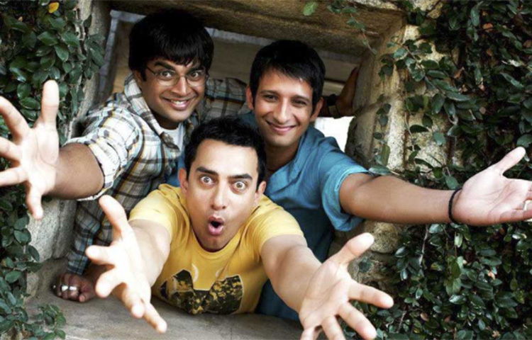 থ্রি ইডিয়টস: ২০০৯ সালে বলিউডের অন্যতম সফল ছবি। আমির খান অভিনীত চরিত্রটির জন্য শাহরুখকে চেয়েছিলেন পরিচালক বিধু বিনোদ চোপড়া। কিন্তু সময়ের অভাবে পরিচালককে ফিরিয়ে দেন ‘বাদশা’। শাহরুখের প্রত্যাখ্যানেই সে বছর ছবি চলে যায় আমিরের হাতে। বক্স অফিসের রেকর্ড চুরমার তার পরেই। ছবি: সংগৃহীত