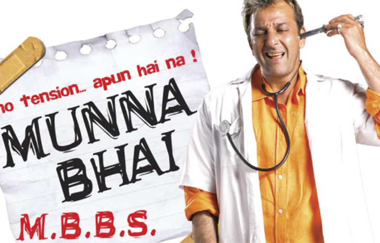 মুন্নাভাই এম বি বি এস: পরপর ফ্লপ ছবি। ডুবে যেতে বসেছিল সঞ্জয় দত্তের ক্যারিয়ার। ‘মুন্নাভাই’ হয়ে ফিরে আসেন তিনি। বক্স অফিসে ঝড় তোলেন দীর্ঘদিন পর। অথচ আসলে তার জন্য রাখা হয়েছিল জিমি শেরগিল অভিনীত চরিত্রটি। ‘মুন্নাভাই’ হিসেবে নির্মাতারা চেয়েছিলেন শাহরুখকে। তিনি রাজি না হওয়ায় সঞ্জয়ের ঝুলিতে গিয়ে পড়ে তার ক্যারিয়ারের অন্যতম এই চরিত্র। ছবি: সংগৃহীত