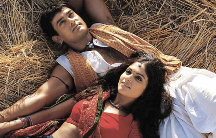 লগান: আমিরের ছবির দীর্ঘ তালিকায় এখনও ঝলমল করে ‘লগান’। জানেন কি, শাহরুখের জন্যই আশুতোষ গোয়ারিকরের ‘ভুবন’ হয়ে উঠতে পেরেছিলেন বলিউডের ‘পারফেকশনিস্ট’? প্রথমে এই চরিত্রে অভিনয়ের প্রস্তাব পেয়েছিলেন শাহরুখ। কিন্তু বন্ধু আশুতোষকে ফিরিয়ে দেন অভিনেতা। আমির খানকে নেওয়ার পরামর্শ দিয়েছিলেন পরিচালককে। তখনও দুই খানের বন্ধুত্বে প্রতিদ্বন্দ্বিতার আঁচ পড়েনি। শাহরুখের ছেড়ে দেওয়া চরিত্রে তাই ঢুকে পড়েন আমির। ছবি: সংগৃহীত