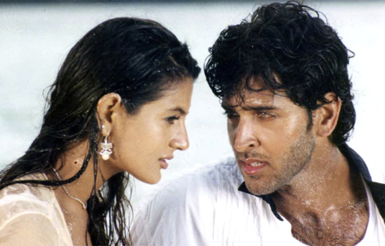 কহো না প্যায়ার হ্যায়: শাহরুখ এই ছবির প্রস্তব না ফেরালে কী হত ভেবে দেখেছেন? বলিউড কি পেত সুঠাম চেহারার, নাচে পারদর্শী নতুন নায়ককে? শাহরুখকে চিত্রনাট্য পড়ে শুনিয়েছিলেন রাকেশ। শেষমেশ তা মনে ধরেনি কিং খানের। অগত্যা ছেলে হৃতিক রোশনকে নায়ক করেই ছবি তৈরির সিদ্ধান্ত নেন রাকেশ। হৃতিকের প্রথম ছবি শুধু বক্স অফিসেই ঝড় তোলেনি। বুঝিয়ে দিয়েছিল তিনি লম্বা রেসের ঘোড়া। ছবি: সংগৃহীত