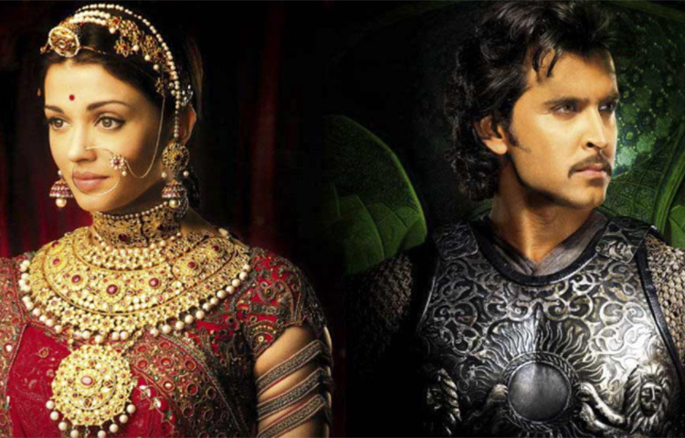 যোধা আকবর: ‘স্বদেশ’-এরপর এই ছবিতেও শাহরুখকেই মুখ্য চরিত্রে চেয়েছিলেন আশুতোষ গোয়ারিকর। তখন অন্য একটি ছবির কাজে ব্যস্ত ছিলেন বাদশা। তারপরেই ছিল সপরিবার দীর্ঘ ছুটির পরিকল্পনা। তাই শেষমেশ আর পর্দার আকবর হতে পারেননি শাহরুখ। পরিবর্তে হৃতিককে ছবিতে নেন পরিচালক। ছবি: সংগৃহীত