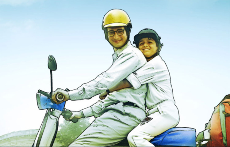 ফেরারি কি সওয়ারি: একাধিক বার প্রত্যাখ্যাত হয়েও এ ছবিতে মুখ্য চরিত্রের জন্য শাহরুখকে চেয়েছিলেন বিধু বিনোদ চোপড়া। কিন্তু ফের শাহরুখ ফিরিয়ে দিয়েছিলেন তাকে। ছবি: সংগৃহীত