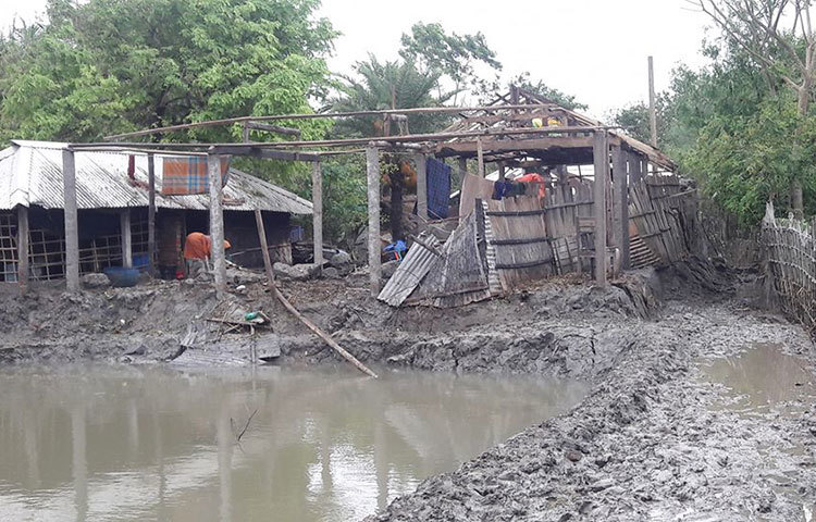 ঘূর্ণিঝড় আম্ফানে লন্ডভন্ড হয়ে গেছে উপকূলীয় জেলা সাতক্ষীরা। ছবি: আকরামুল ইসলাম
