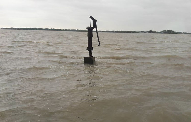 চারদিক পানি থৈ থৈ করছে। ছবি: আকরামুল ইসলাম