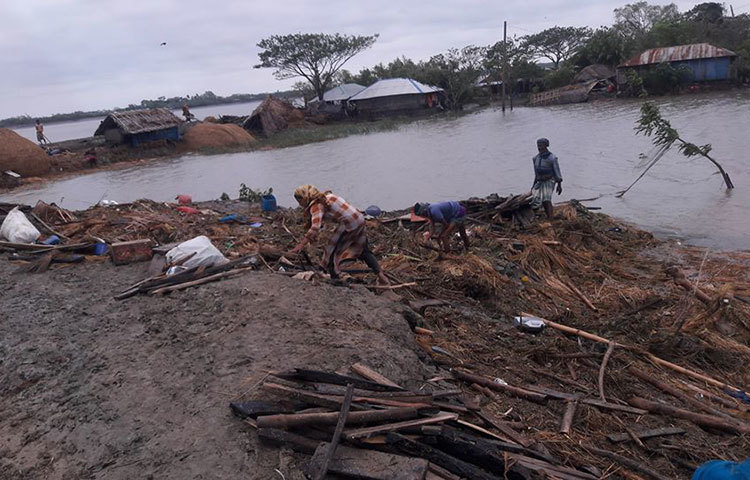 ইসলামকাটি ইউনিয়নের সুজনশাহ গ্রামের আবুল কালাম আজাদ জানান, সড়কের ওপর শত শত বড় বড় গাছ উপড়ে পড়ে রাস্তা সম্পূর্ণ বন্ধ হয়ে গেছে। ২-৩ দিন সময় পার হয়ে যাবে সড়ক থেকে এসব গাছ সরিয়ে নিতে। মানুষের ঘরবাড়িও ভেঙে পড়েছে। ছবি: আকরামুল ইসলাম