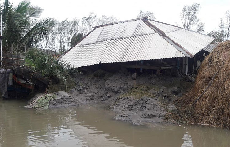 প্রবল বাতাসে ভেঙে পড়েছে একটি বাড়ি। ছবি: আকরামুল ইসলাম