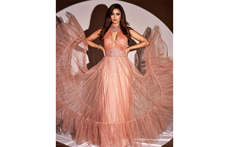 পিচ রঙের এই পোশাকে উজ্জ্বল শ্বেতা। টেলিভিশন ধারাবাহিক কসৌটি জিন্দেগি কি থেকে জনপ্রিয় হয়েছিলেন তিনি। ছবি: সংগৃহীত