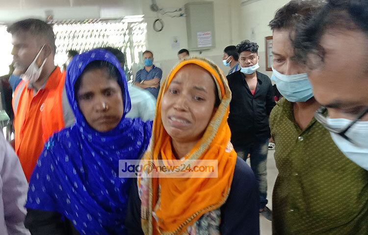 বরিশাল থেকে চট্টগ্রাম মেডিকেল কলেজ (চমেক) হাসপাতালে এসেছেন ফাতেমা বেগম। সীতাকুণ্ডের বিএম কনটেইনার ডিপোতে চাকরি করতেন তার বাবা মো. ফারুক (৫০)। সর্বশেষ বাবার সঙ্গে কথে হয়েছে গতকাল সন্ধ্যা ৭টায়। তার কোনো সন্ধান না পেয়ে কান্নায় ভেঙে পড়েছেন ফাতেমা। ছবি: রোকনুজ্জামান