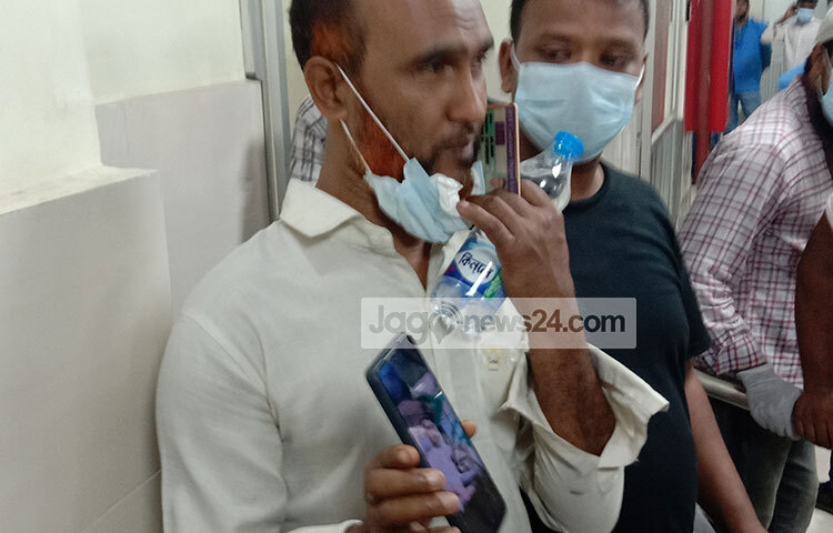 নিখোঁজ স্বজনের ছবি দেখাচ্ছেন এক ব্যক্তি। ছবি: রোকনুজ্জামান