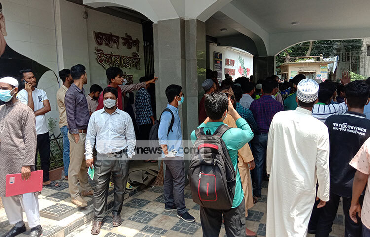 চট্টগ্রাম মেডিকেল কলেজ আপনজনের খোঁজ নিতে ভিড় করছেন স্বজনরা। ছবি: রোকনুজ্জামান