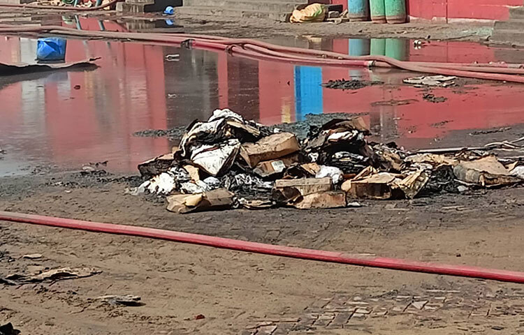 চট্টগ্রামের সীতাকুণ্ডে বিএম কনটেইনার ডিপোতে বিস্ফোরণে ছড়িয়ে পড়া কেমিক্যাল ড্রেন হয়ে সমুদ্রের পানিতে ছড়ানোর আশঙ্কা রয়েছে। ছবি: জাগো নিউজ