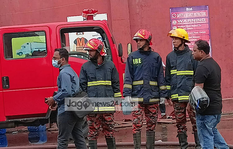 আগুন নেভাতে নিরন্তর চেষ্টা চালাচ্ছেন ফায়ার সার্ভিসের কর্মীরা। ছবি: জাগো নিউজ
