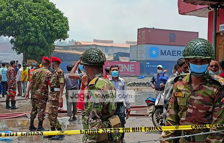 সীতাকুণ্ডের বিএম কনটেইনার ডিপোর আগুন নিয়ন্ত্রণ ও উদ্ধার তৎপরতায় সহযোগিতার কাজে যোগ দিয়েছে বাংলাদেশ সেনাবাহিনীর একটি দল। ছবি: জাগো নিউজ