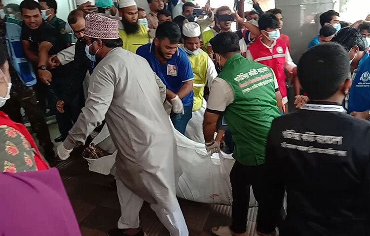 নিহত একজনের লাশ নিয়ে যাওয়া হচ্ছে। ছবি: রোকনুজ্জামান