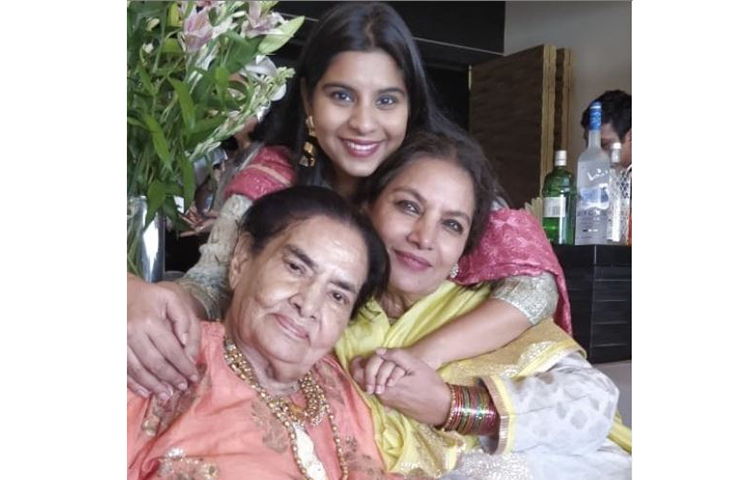 সউকত কাইফির মৃত্যুর খবর শুনে শাবানা আজমির বাড়িতে ছুটে যান টাবু, ঊর্মিলা মাতন্ডকররা।