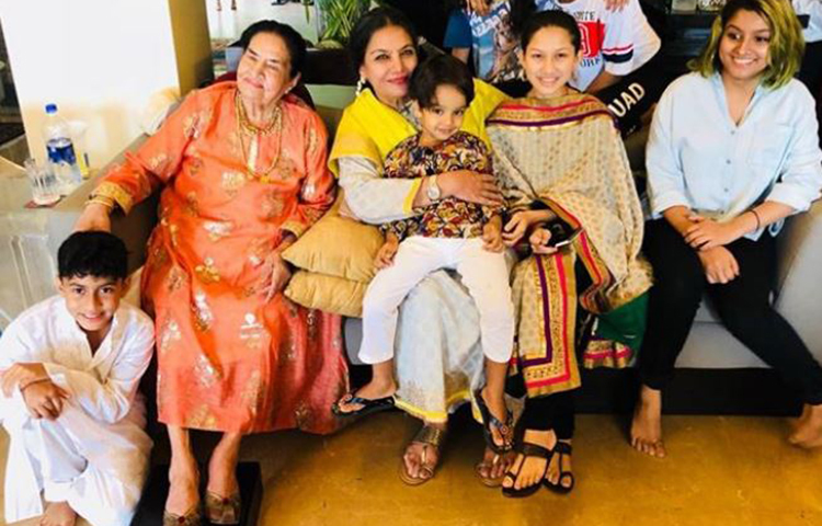 কিরণ খের থেকে দিব্যা দত্ত প্রত্যেকে নিজেদের সোশ্যাল সাইটে সউকত কাইফির ছবি দিয়ে আপাকে মনে করছেন