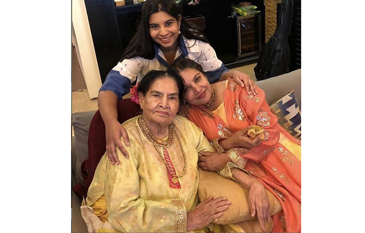 সউকত কাইফিকে শেষ শ্রদ্ধা জানাতে তড়িঘড়ি বলিউড তারকারা হাজির হন শাবানা আজমির বাড়িতে।