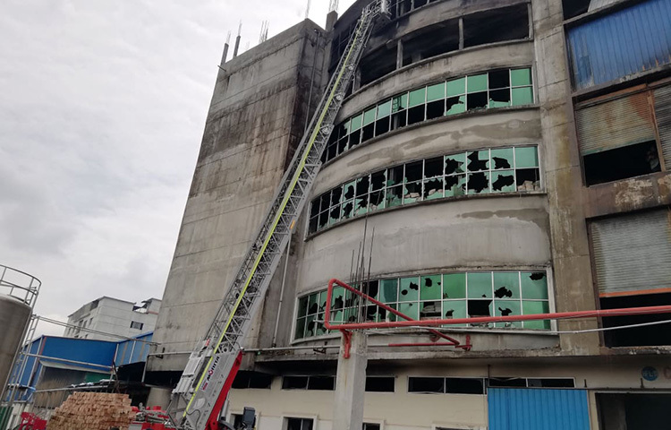 অগ্নিকাণ্ডে সেজান জুস কারখানার সামনের অংশের ছবি। ছবি: মাহবুব আলম