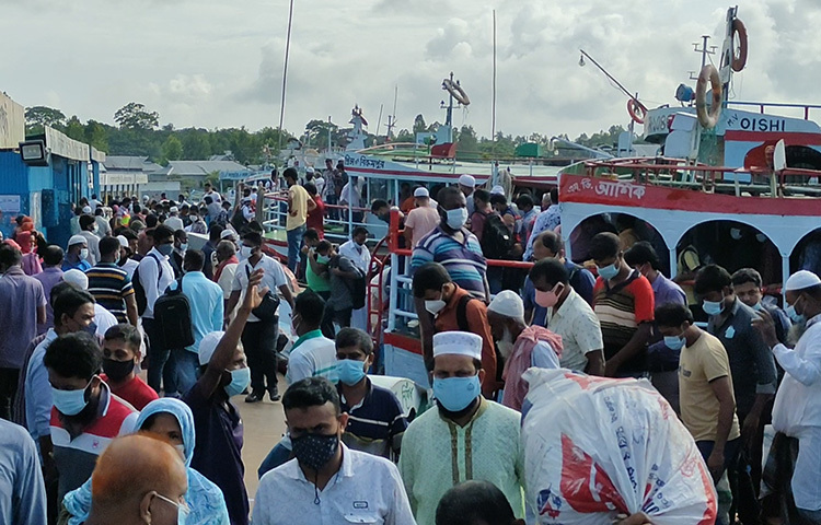 সকাল থেকেই মানুষের উপস্থিতি বাড়তে থাকে। ছবি: আরাফাত রায়হান সাকিব