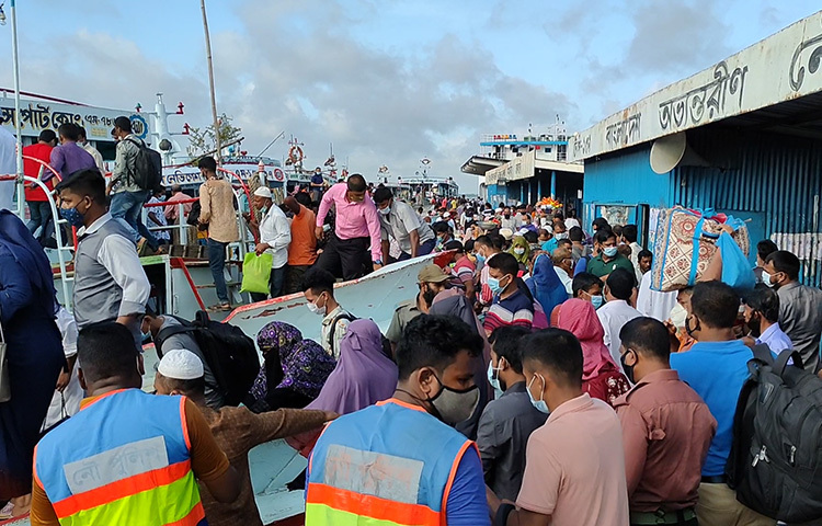 শিমুলিয়া-বাংলাবাজার নৌরুটে লঞ্চ চলাচল শুরু হওয়ায় ফেরিতে যাত্রীর চাপ ও গাদাগাদি কমে এসেছে। তবে লঞ্চগুলোতে মানা হচ্ছে না নির্দেশিত স্বাস্থ্যবিধি। ছবি: আরাফাত রায়হান সাকিব