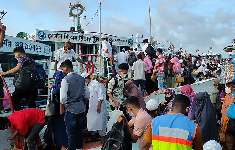 অর্ধেক যাত্রী নেয়ার কথা থাকলেও অধিক যাত্রী নিয়েই লঞ্চগুলো চলাচল করছে। ছবি: আরাফাত রায়হান সাকিব