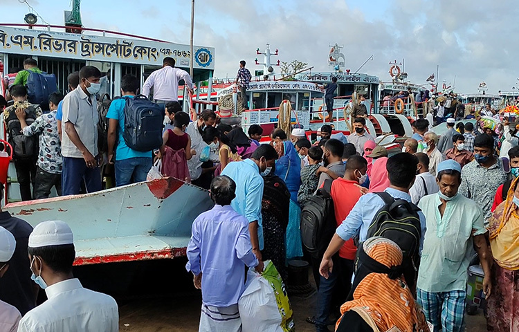 গণপরিবহন চালু হওয়ায় ঘাটে আসতে সড়ক পথে যাত্রীদের দুর্ভোগ কমেছে। ঘাট কর্তৃপক্ষ সূত্রে জানা গেছে, যানবাহন ও যাত্রী পারাপারে নৌরুটে ১০টি ফেরি ও ৭৮টি লঞ্চ চলাচল করছে। ছবি: আরাফাত রায়হান সাকিব
