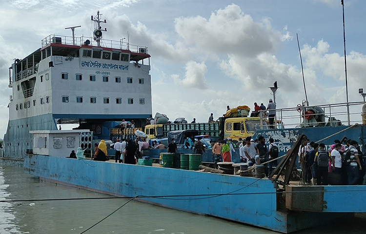 ফেরিতে উঠছে বিভিন্ন যানবাহন ও যাত্রীরা। ছবি: আরাফাত রায়হান সাকিব