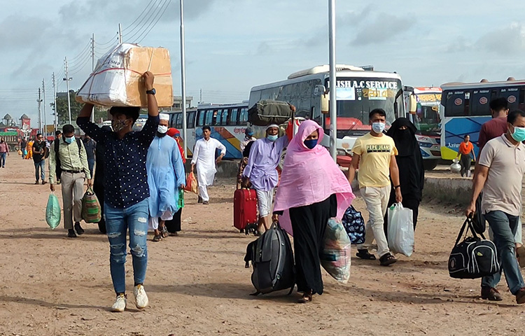 আজ সকাল থেকেই রাজধানী ঢাকাসহ দেশের বিভিন্ন প্রান্ত থেকে ছোট-বড় যানবাহনে চড়ে যাত্রীরা ঘাটে উপস্থিত হচ্ছেন। এতে বাড়তি যানবাহনের চাপ পড়ায় ফেরিতে যানবাহন পারাপারে বেগ পেতে হচ্ছে। ছবি: আরাফাত রায়হান সাকিব