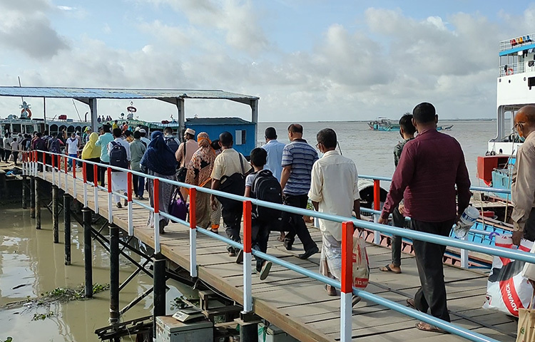 যাত্রীদের সঙ্গে কথা বলে জানা যায়, মূলত আসন্ন ঈদুল আজহাকে সামনে রেখে আগেই বাড়ির পানে ছুটছেন তারা। ছবি: আরাফাত রায়হান সাকিব