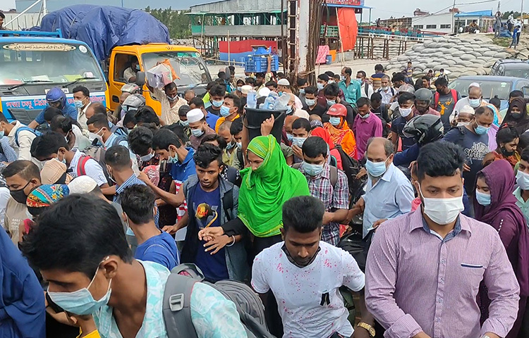 গত কয়েকদিনের তুলনায় কমেছে যাত্রীদের চাপ। এদিকে পুলিশের উপস্থিতি লক্ষ্য করা গেছে ঘাট এলাকায়। ছবি: আরাফাত রায়হান সাকিব